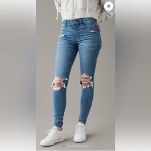 AE Next Level Ripped High-
Waisted Jegging